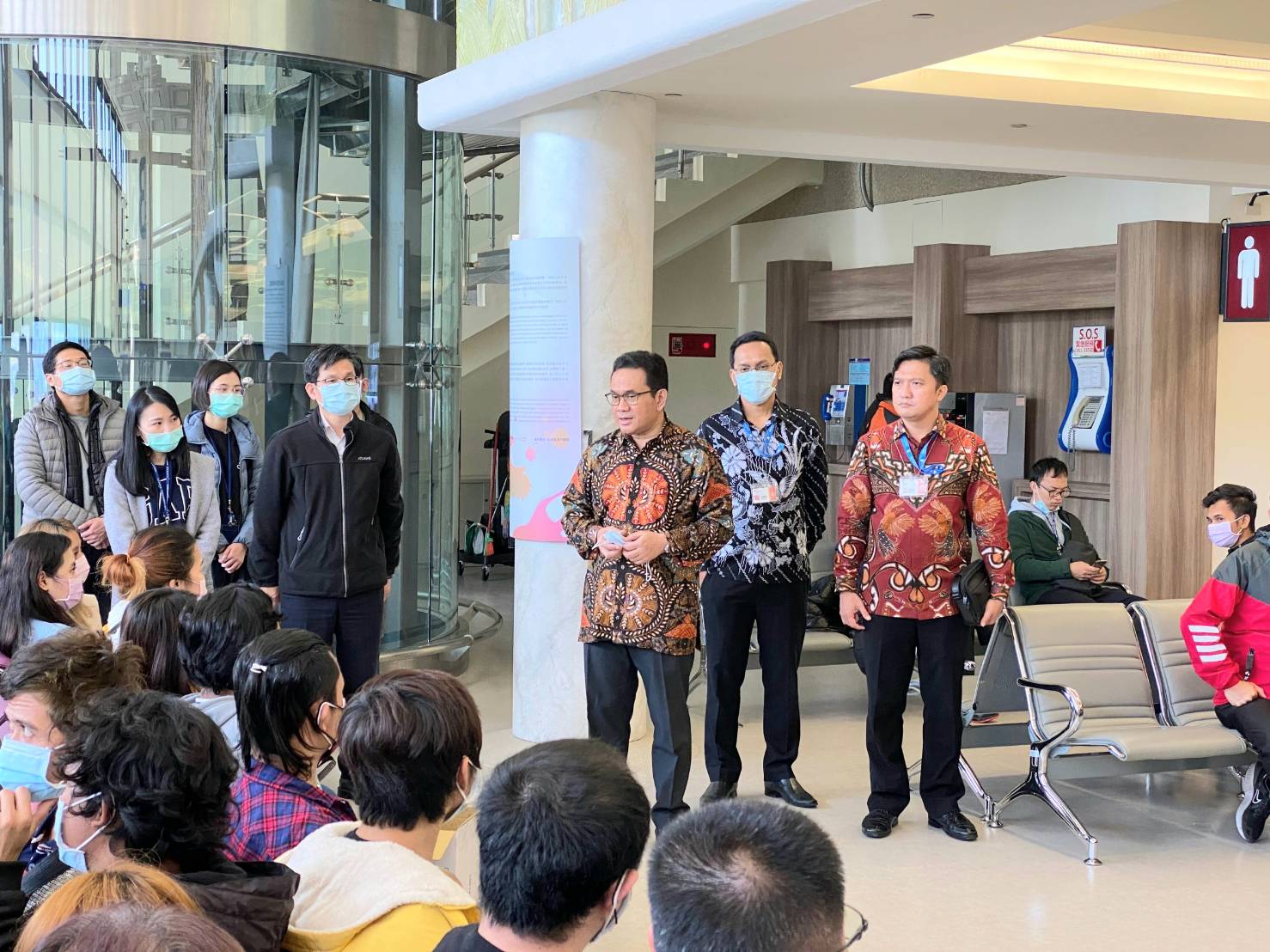 駐台北印尼經濟貿易代表處代表Budi Santoso 向返國僑民致意。