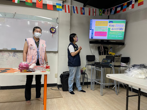 圖1: 嘉義市服務站宣導自非洲豬瘟發生地區郵寄輸入豬肉製品最高可罰100萬元罰鍰。
