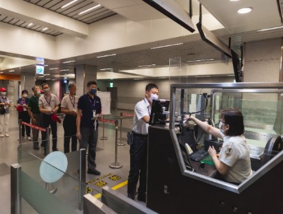 內政部移民署國境事務大隊臺中機場同仁演練入境查驗流程。