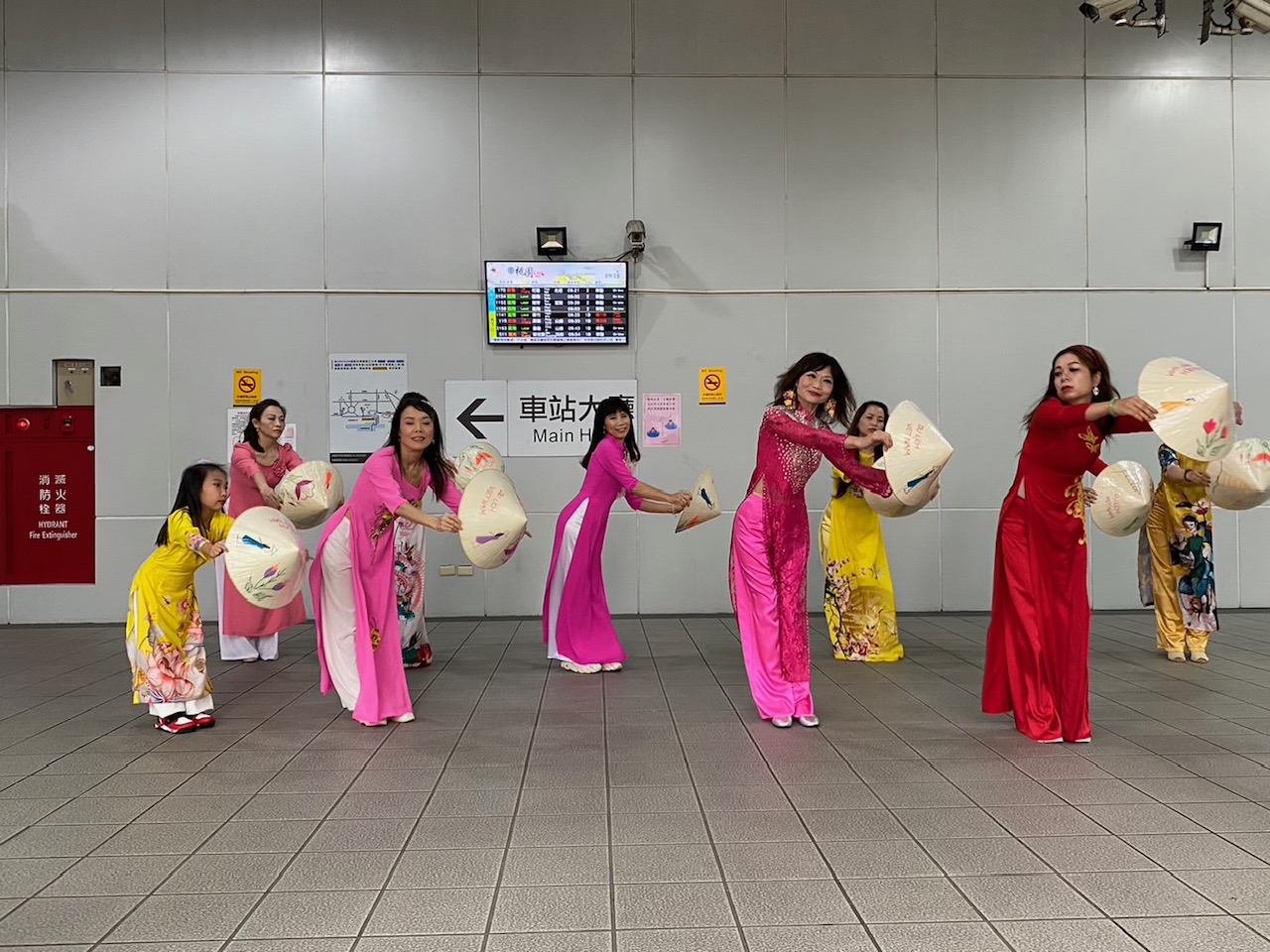 圖1為宣傳1210移民節，桃園市新移民女性關懷協會在桃園火車站快閃越南斗笠舞 。