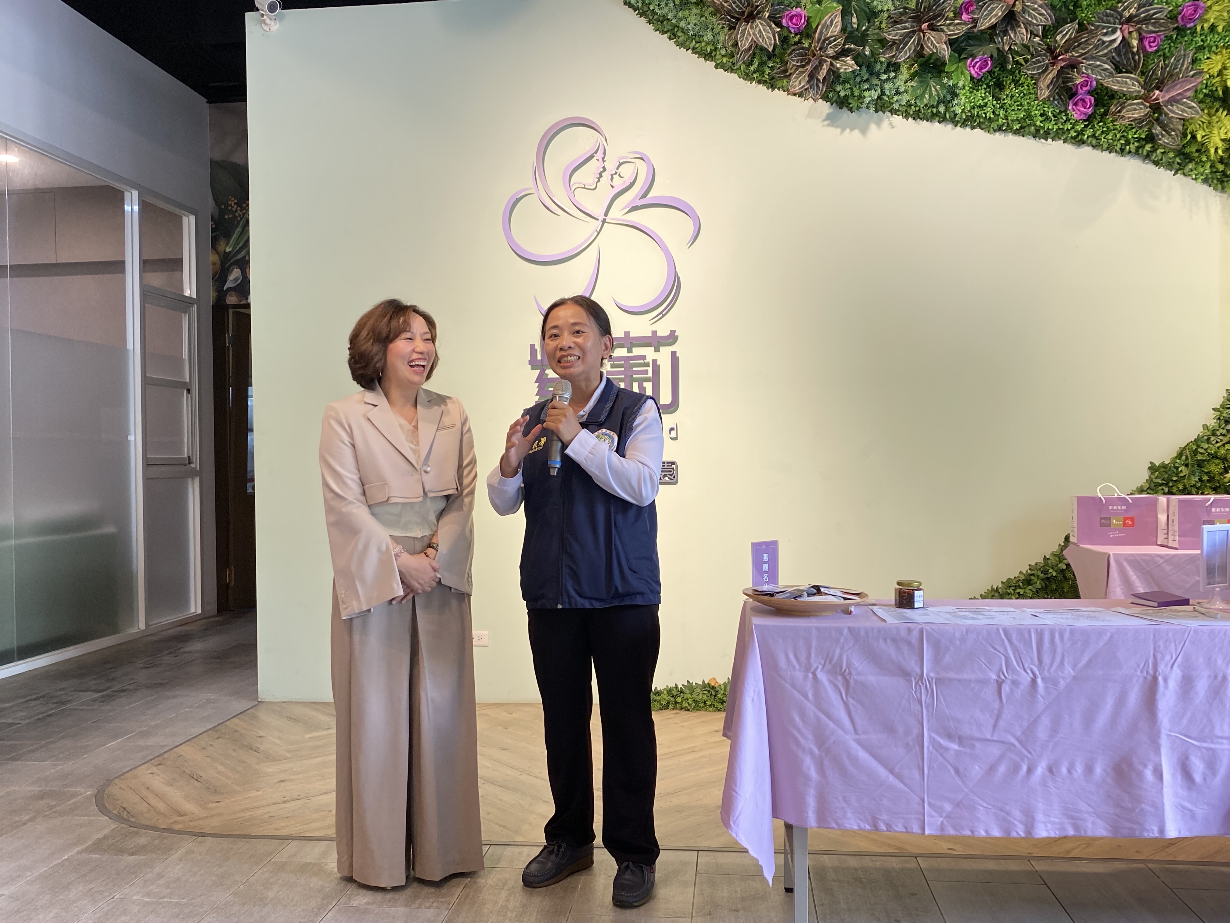 主任黃英貴(右)讚許黃騏曼女士(左)在臺創業、奮鬥的精神