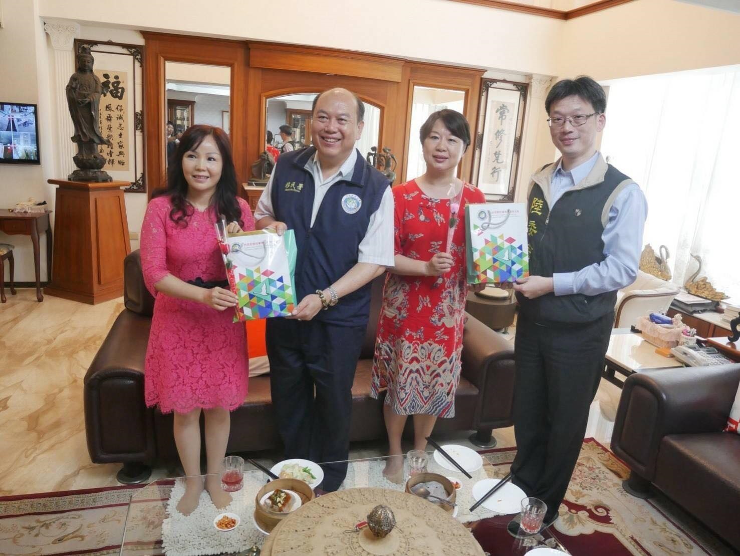 高一站2移民署高雄市「到府關懷、宅配愛」行動列車jpg